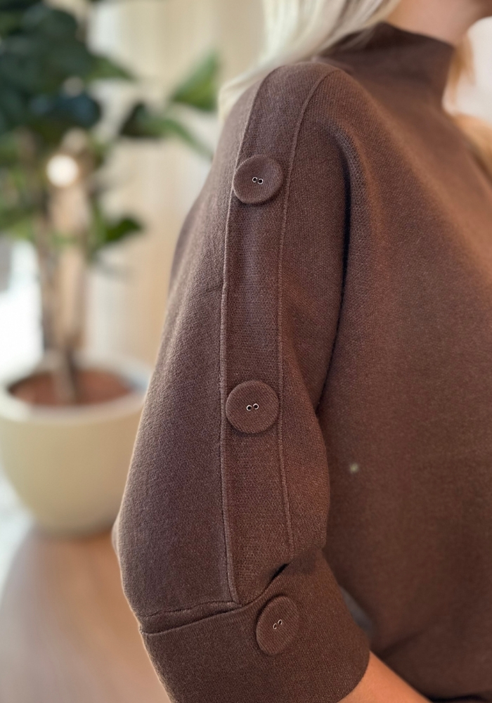 Trui korte mouw met knopen bruin