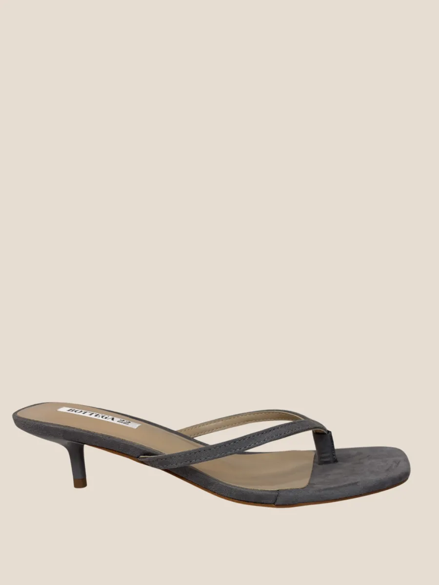 Frenkie Frenkie suedine teenslippers met hak grijs